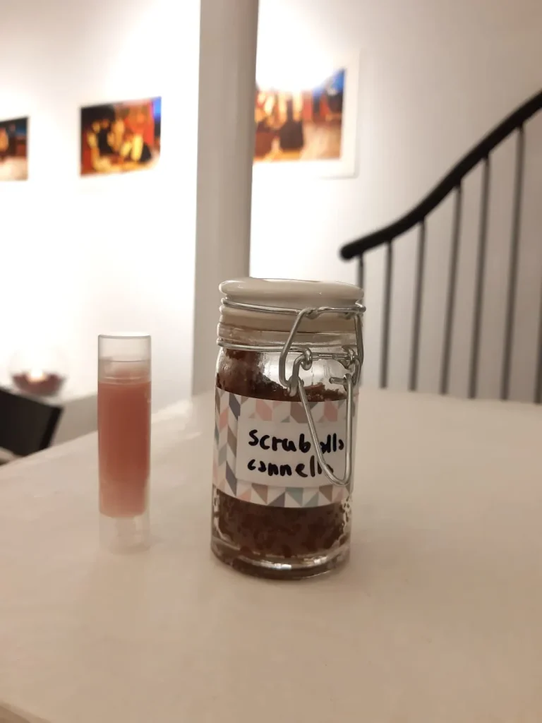 immagine per Menta, rosa e genziana. Il laboratorio di trasformazione erboristica