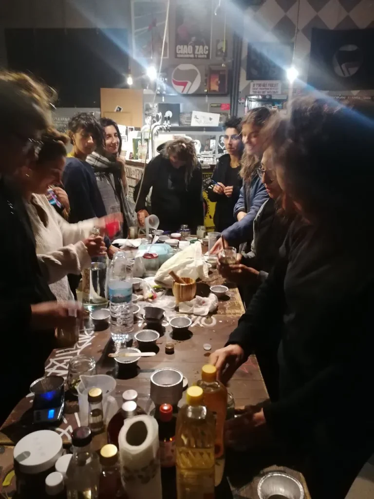 immagine per Menta, rosa e genziana. Il laboratorio di trasformazione erboristica