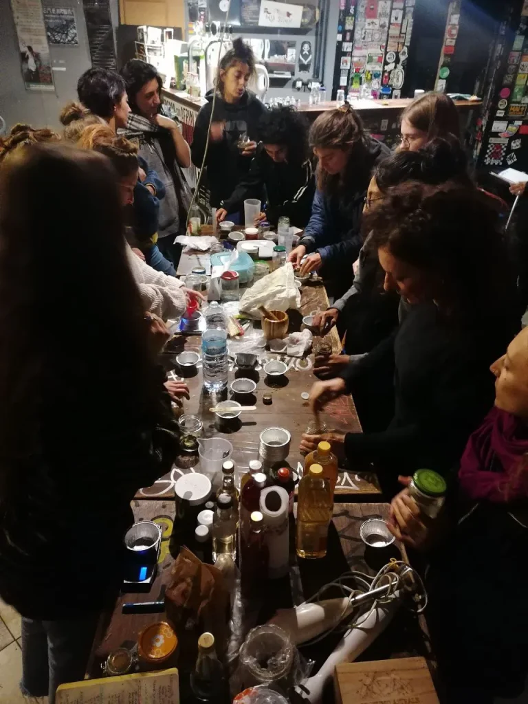 immagine per Menta, rosa e genziana. Il laboratorio di trasformazione erboristica